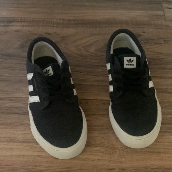 Like NEW Adidas sz 10.5 KIDS sneakers. - Picture 3 of 4